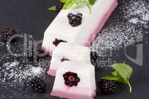 Joghurtterrine mit Brombeeren