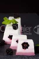 Joghurtterrine mit Brombeeren