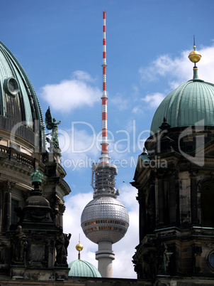 Berlin-Fernsehturm zwischen Domkuppeln