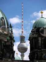 Berlin-Fernsehturm zwischen Domkuppeln