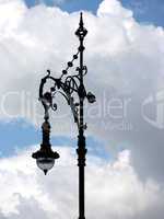 Berlin-Lampe vor Wolken