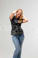blonde Frau in einer Lederweste und Jeans