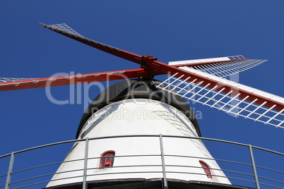 Windmühle vor blauem Himmel
