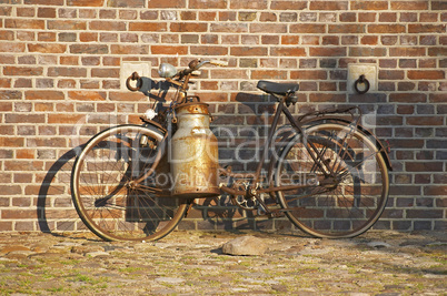 Nostalgisches Fahrrad mit Milchkanne