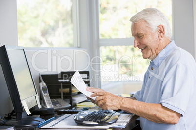 Ein älterer Herr sitzt in seinem Büro