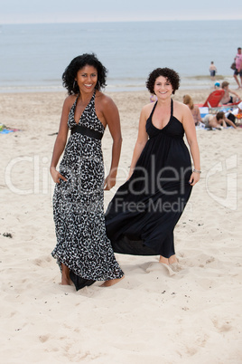 zwei Frauen am Strand