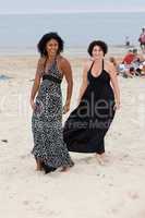zwei Frauen am Strand