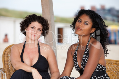 zwei Frauen am Strand