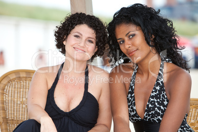 zwei Frauen am Strand