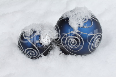 Weihnachtskugeln im Schnee