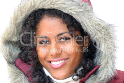 lächelnde latino Frau mit Winterjacke