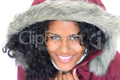 lächelnde latino Frau mit Kapuze am Kopf