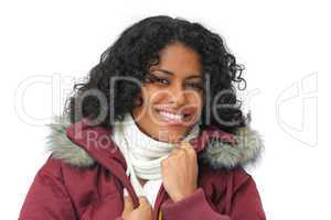lächelnde latino Frau mit Winterjacke