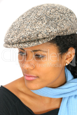 latino Frau mit Kappe und Schal
