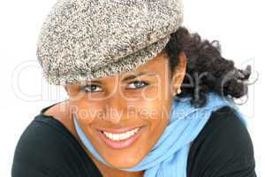 lächelnde latino Frau mit Kappe und Schal