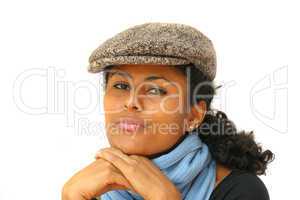 latino Frau mit Kappe und Schal