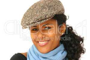 lächelnde latino Frau mit Kappe und Schal