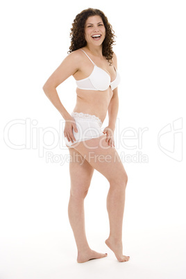 Junge Frau posiert in weißer Unterwäsche.