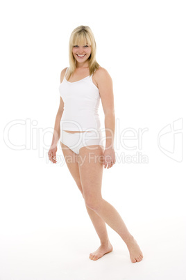 Junge Frau posiert in weißer Unterwäsche.