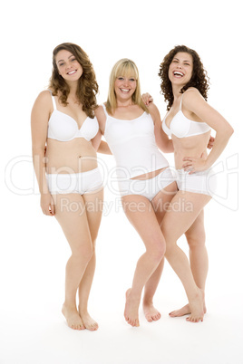 Drei junge Frauen posieren in weißer Unterwäsche