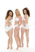 Drei weiße Frauen in weißer Unterwäsche