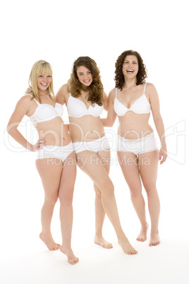 Drei weiße Frauen in weißer Unterwäsche