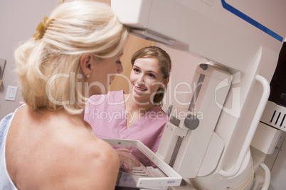 Frau bei der Mammografie