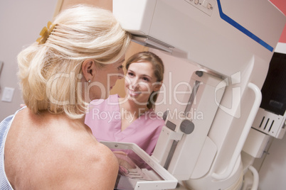 Frau bei der Mammografie