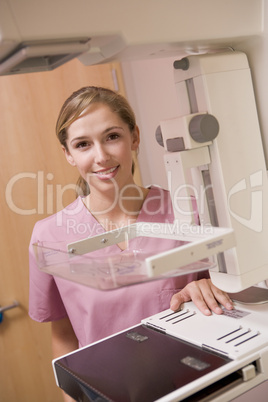 junge Ärztin an der Mammografiestation
