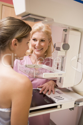 junge Frau an der Mammografie