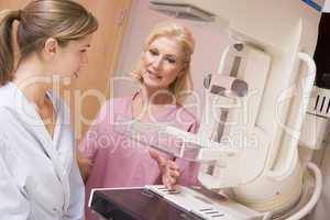 junge Frau an der Mammografie