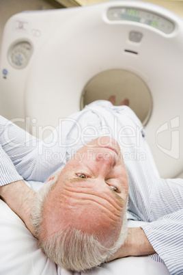 Älterer Mann im Bademantel in einem CT