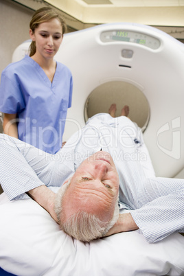 Älterer Mann im Bademantel in einem CT