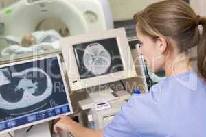 junge Ärztin vor den Röntgenbildern eines Patienten