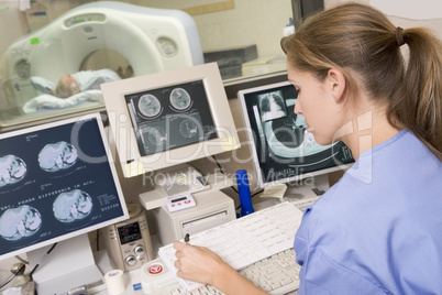 junge Ärztin vor den Röntgenbildern eines Patienten