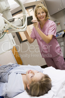 junge Frau unter dem Röntgengerät