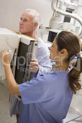 Patient bei der Röntgenuntersuchung