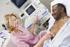 Patient bei der Ultraschalluntersuchung