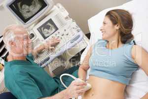 Eine junge Frau bei der Ultraschalluntersuchung