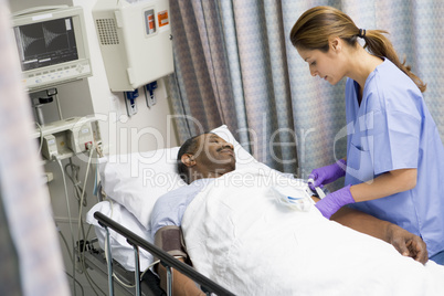 Ein bettlägeriger Patient wird von einer Krankenschwester versorgt