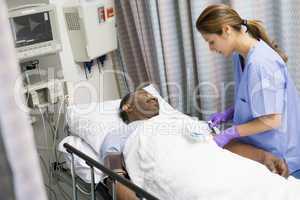 Ein bettlägeriger Patient wird von einer Krankenschwester versorgt
