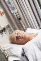 Ein älterer Patient liegt im Krankenbett