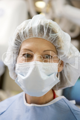 Portrait einer  blonden Ärztin in OP Kleidung