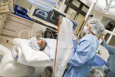 Ein Patient wird auf die Operation vorbereitet