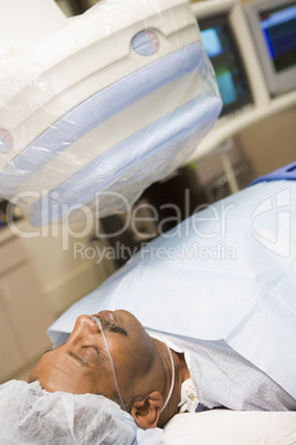 Ein Patient liegt unter Narkose auf einem Operationstisch