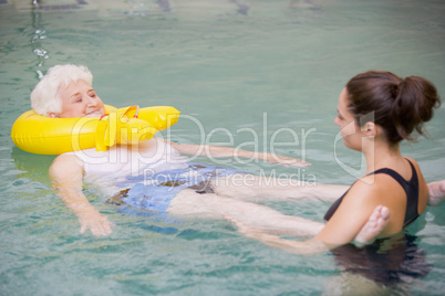 Eine ältere Frau bei der Physiotherapie im Wasser
