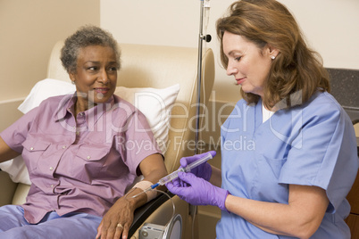 Eine Patientin erhält eine Spritze
