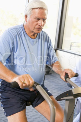 Ein älterer Mann trainiert am Hometrainer