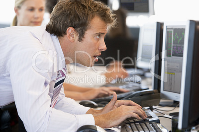 Ein junger  Mann arbeitet am Computer