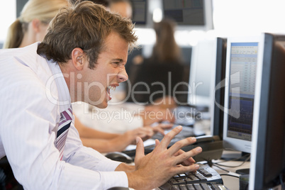 Ein Banker sitzt wütend vor seinem Computer